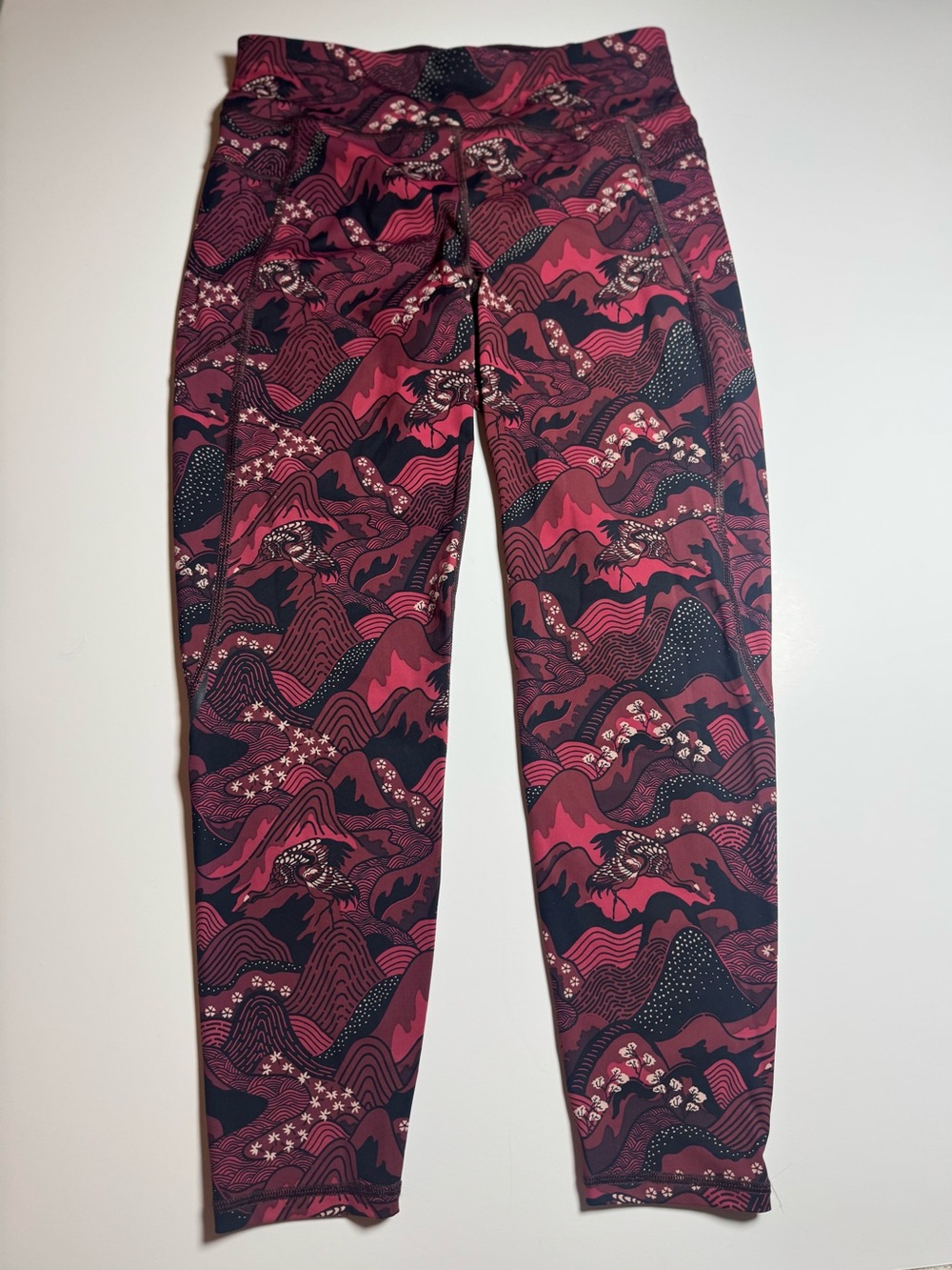 NWOT- SWEATY BETTY Zero Gravity 7/8 Illuminated Running Leggings! Size MEDIUM